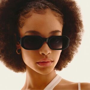 QUAY AUSTRALIA HYPED UP Black Frame / Smoke Lens